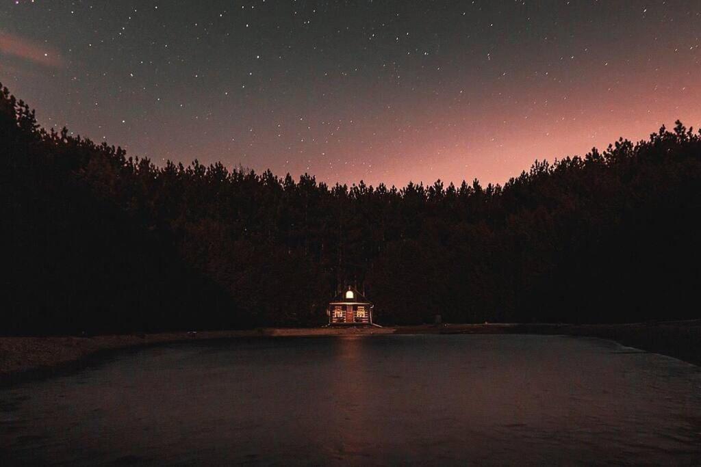 A Rustic Cabin In The Woods Orangeville Esterno foto