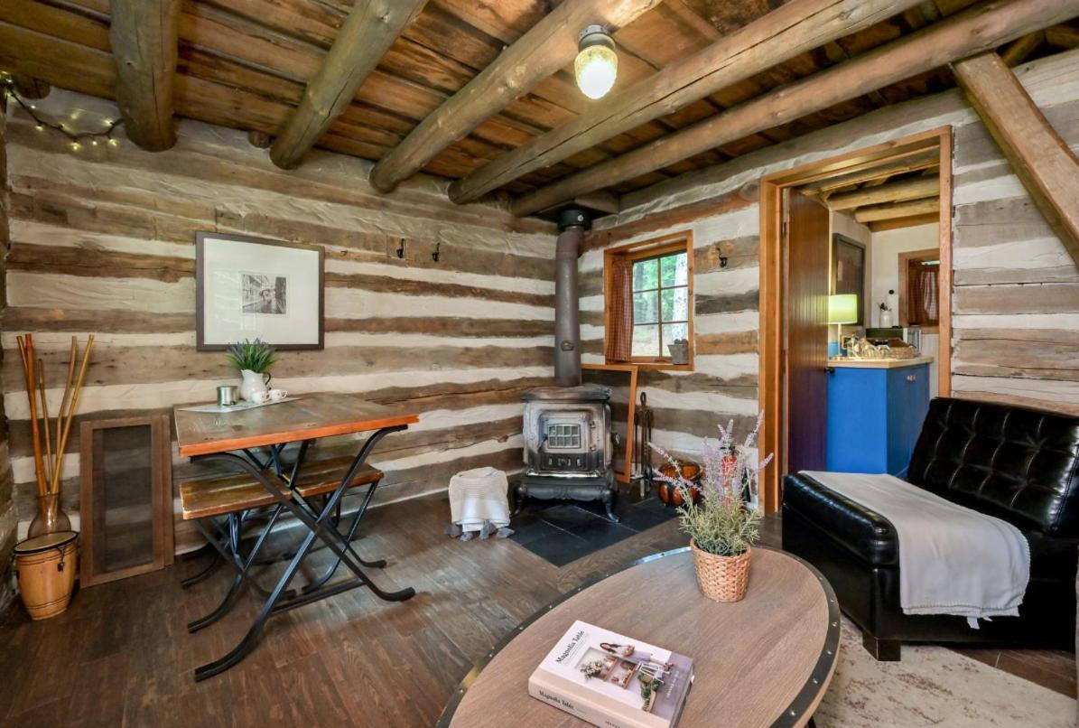 A Rustic Cabin In The Woods Orangeville Esterno foto